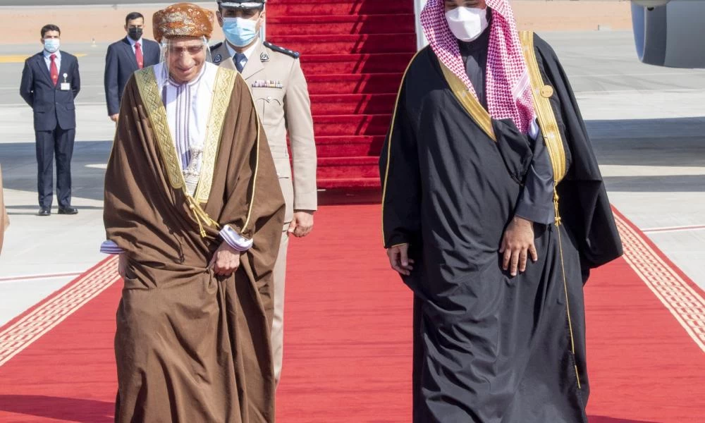 Σαουδική Αραβία – Κατάρ: O εναγκαλισμός Σαλμάν με τον Αλ Θάνι